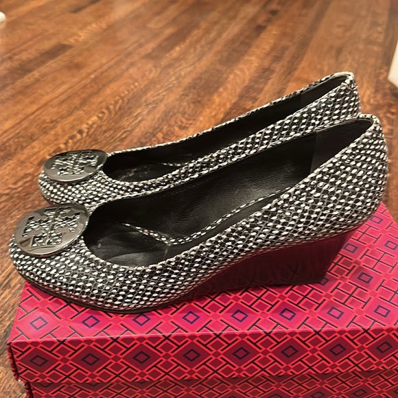 Tory Burch Sally wedge polka dot snakeskin RARE low heel - Picture 2 of 6